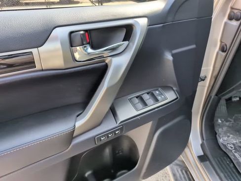 Used 2023 Lexus GX 460 Premium w/ Premium Package image 18