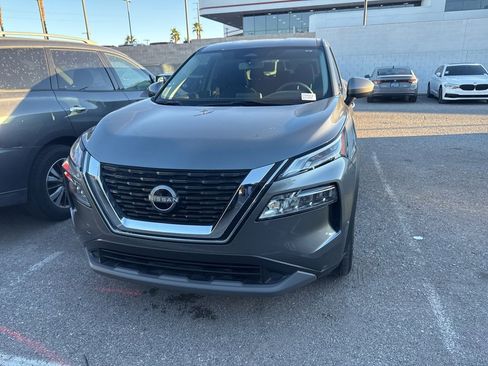 Used 2023 Nissan Rogue SV image 2