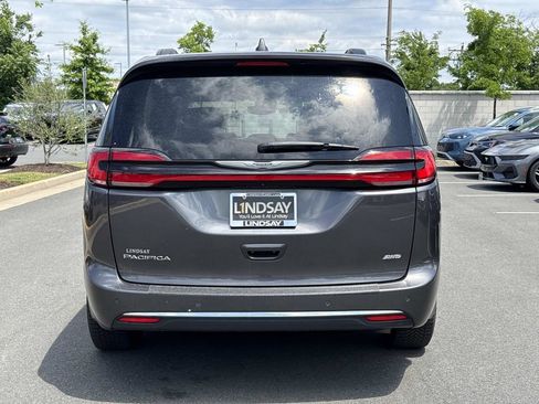 Used 2022 Chrysler Pacifica Touring-L AWD/4WD image 4