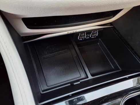 Used 2023 Chrysler Pacifica Limited image 16