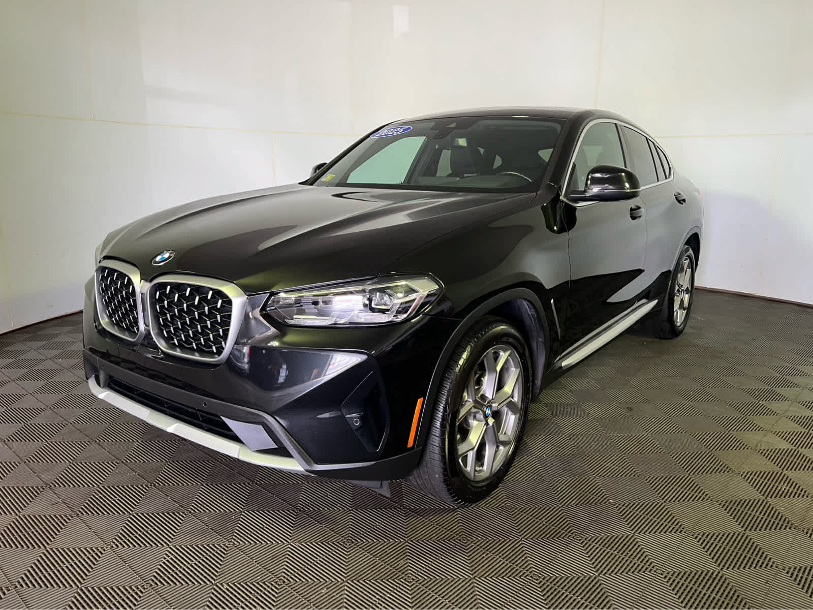 Used 2025 BMW X4 xDrive30i AWD/4WD image 3