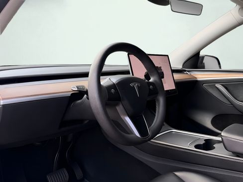 Used 2024 Tesla Model Y Long Range RWD image 5