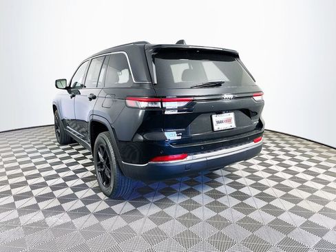 Certified 2023 Jeep Grand Cherokee Laredo AWD/4WD image 8
