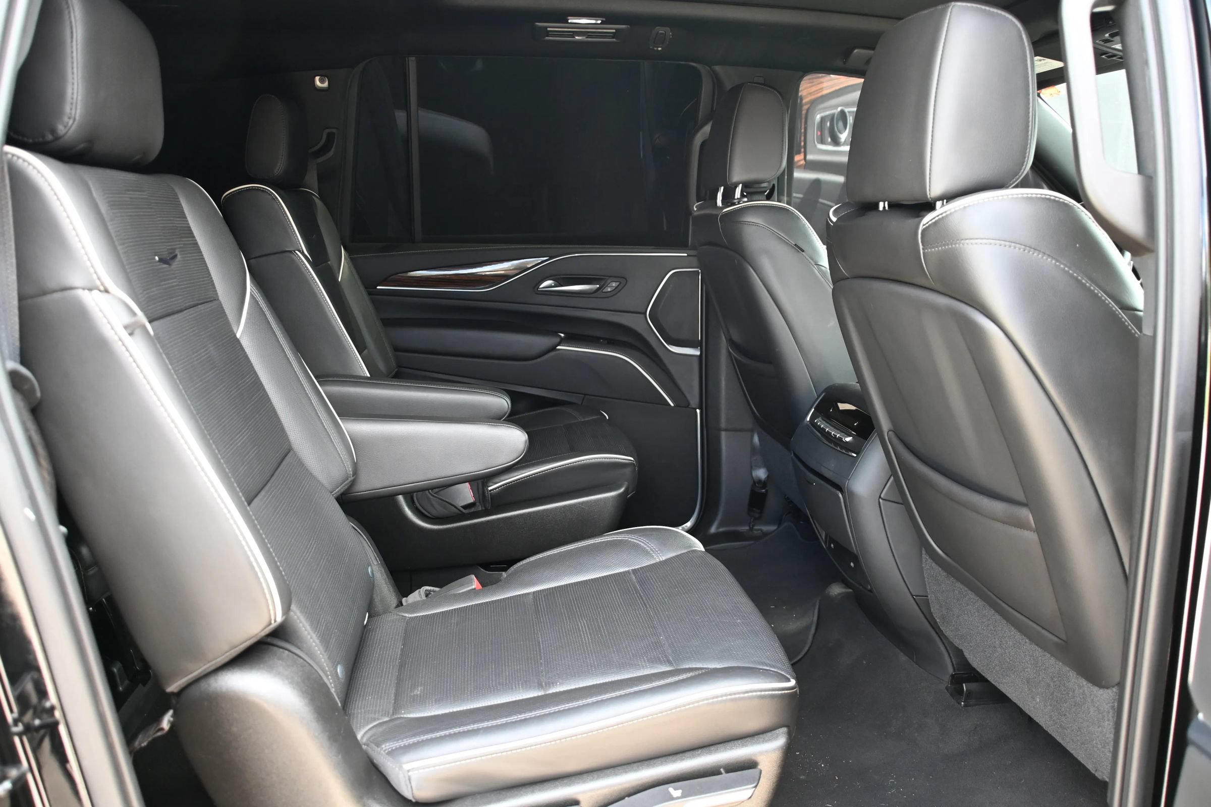 Used 2021 Cadillac Escalade ESV Premium Luxury w/ Driver Assist Tech Package AWD/4WD image 16
