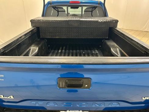 Used 2018 Toyota Tacoma SR5 AWD/4WD image 15