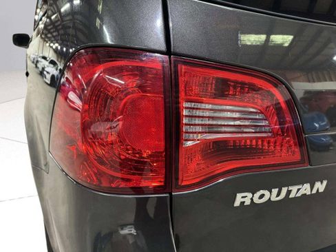 Used 2012 Volkswagen Routan S image 11