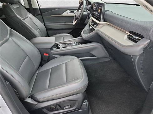 Used 2025 Ford Explorer Active w/ Active Comfort Package RWD image 21