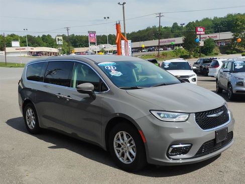 Used 2023 Chrysler Pacifica Touring-L FWD image 3