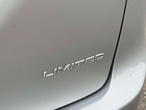 Used 2023 Chrysler Pacifica Limited FWD image 10