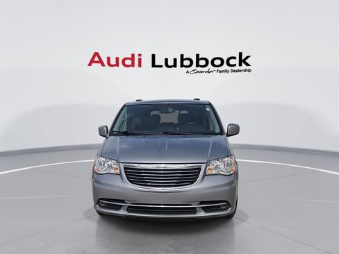 Used 2016 Chrysler Town & Country Touring image 3