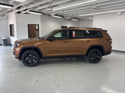 New 2026 Jeep Grand Cherokee L Limited AWD/4WD image 4