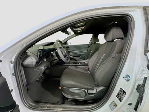 New 2025 Hyundai Elantra SEL image 16