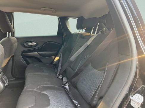 Used 2019 Jeep Cherokee Latitude w/ Popular Appearance Group AWD/4WD image 17