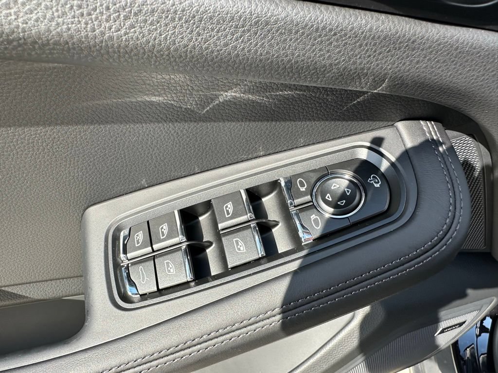 Used 2026 Porsche Macan AWD/4WD image 19