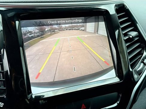 Used 2020 Jeep Cherokee Limited image 14