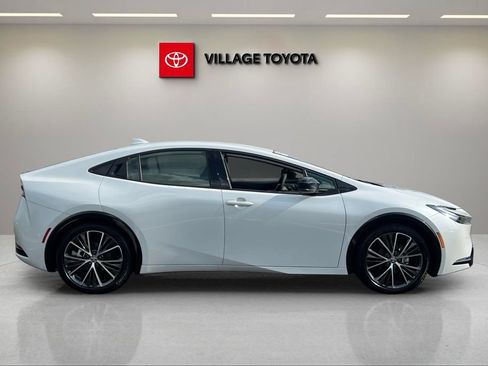 Certified 2025 Toyota Prius XLE FWD image 6