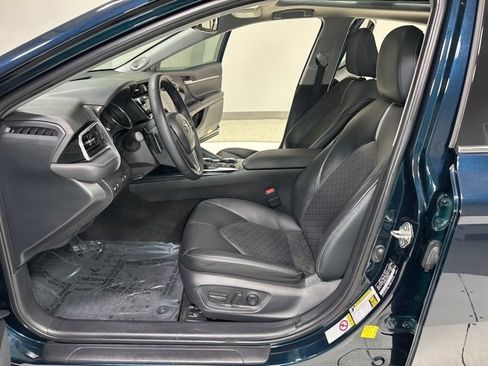 Used 2018 Toyota Camry XSE image 12