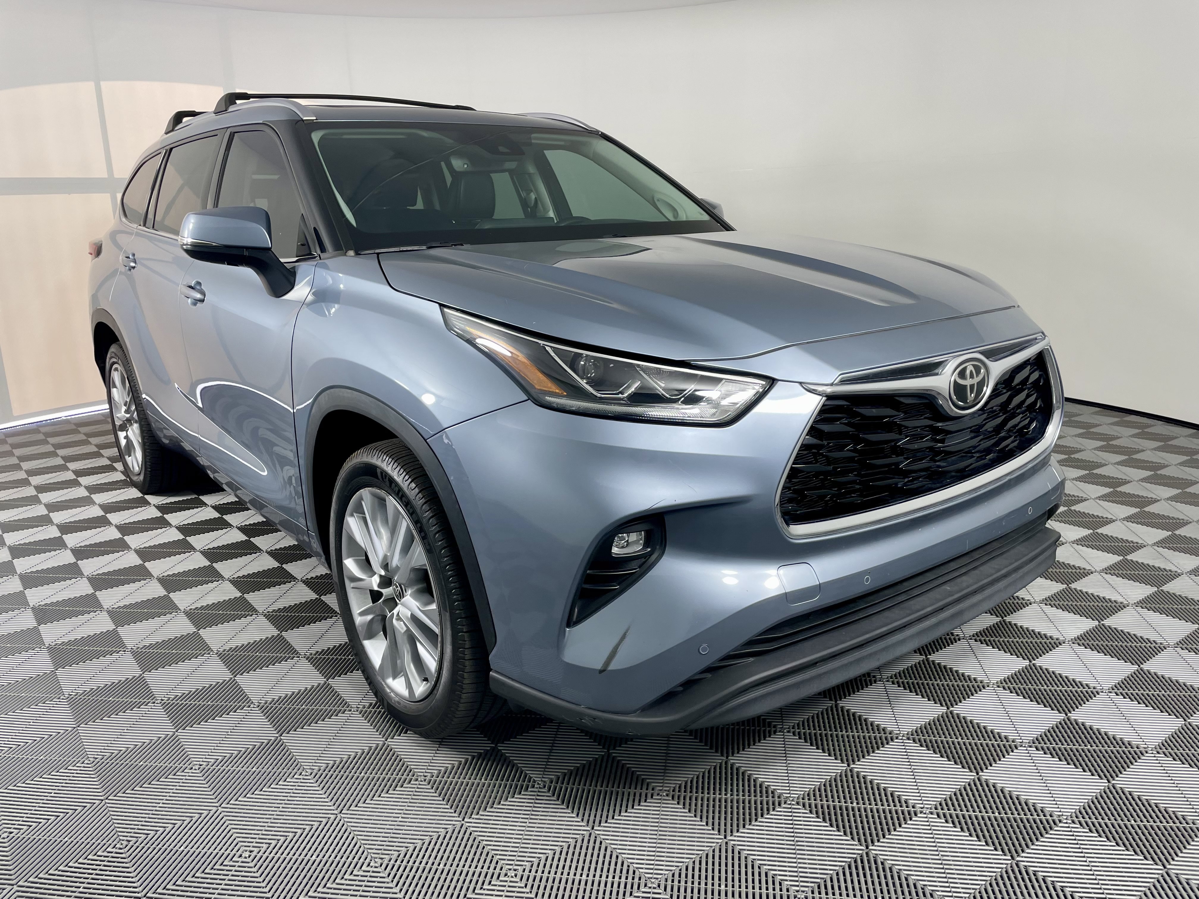 Used 2022 Toyota Highlander Limited FWD image 5