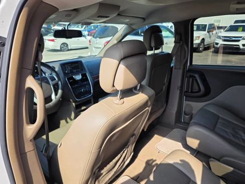 Used 2015 Chrysler Town & Country Touring FWD image 18