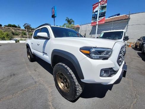 Used 2021 Toyota Tacoma TRD Off-Road w/ Technology Package AWD/4WD image 2