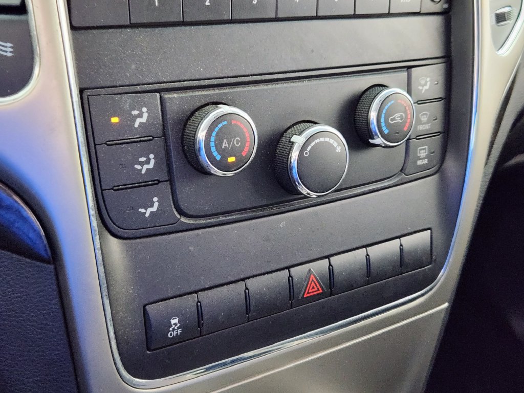 Used 2012 Jeep Grand Cherokee Laredo w/ Laredo E Group AWD/4WD image 24