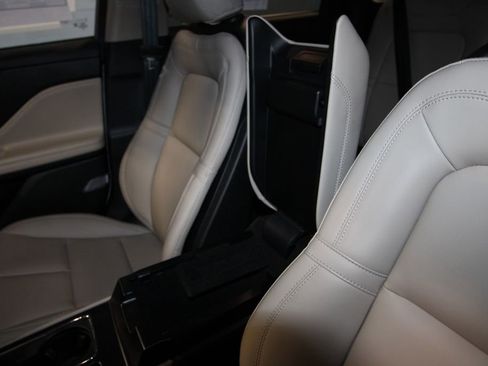 Used 2025 Lincoln Corsair AWD image 21