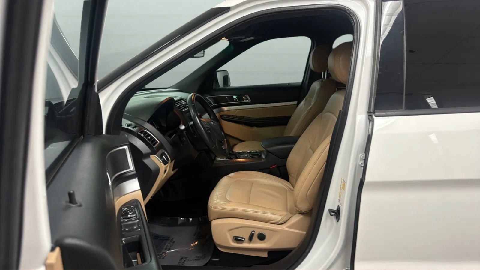 Used 2017 Ford Explorer XLT w/ Equipment Group 202A FWD image 22