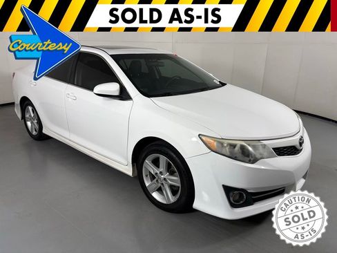 Used 2014 Toyota Camry SE w/ Moonroof Package FWD image 2