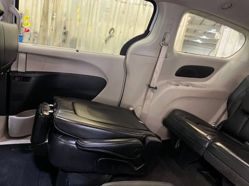 Used 2023 Chrysler Pacifica Touring-L FWD image 24