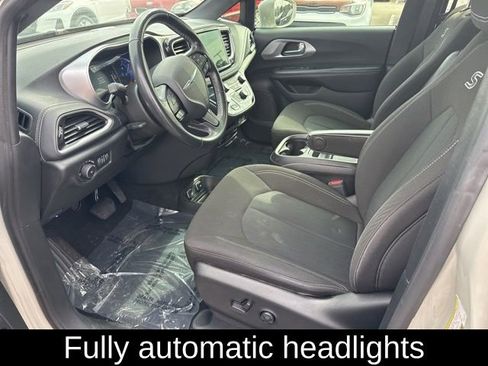 Used 2021 Chrysler Pacifica Touring w/ Uconnect Theater Family Group image 20