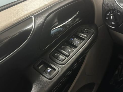 Used 2019 Dodge Grand Caravan SXT FWD image 15