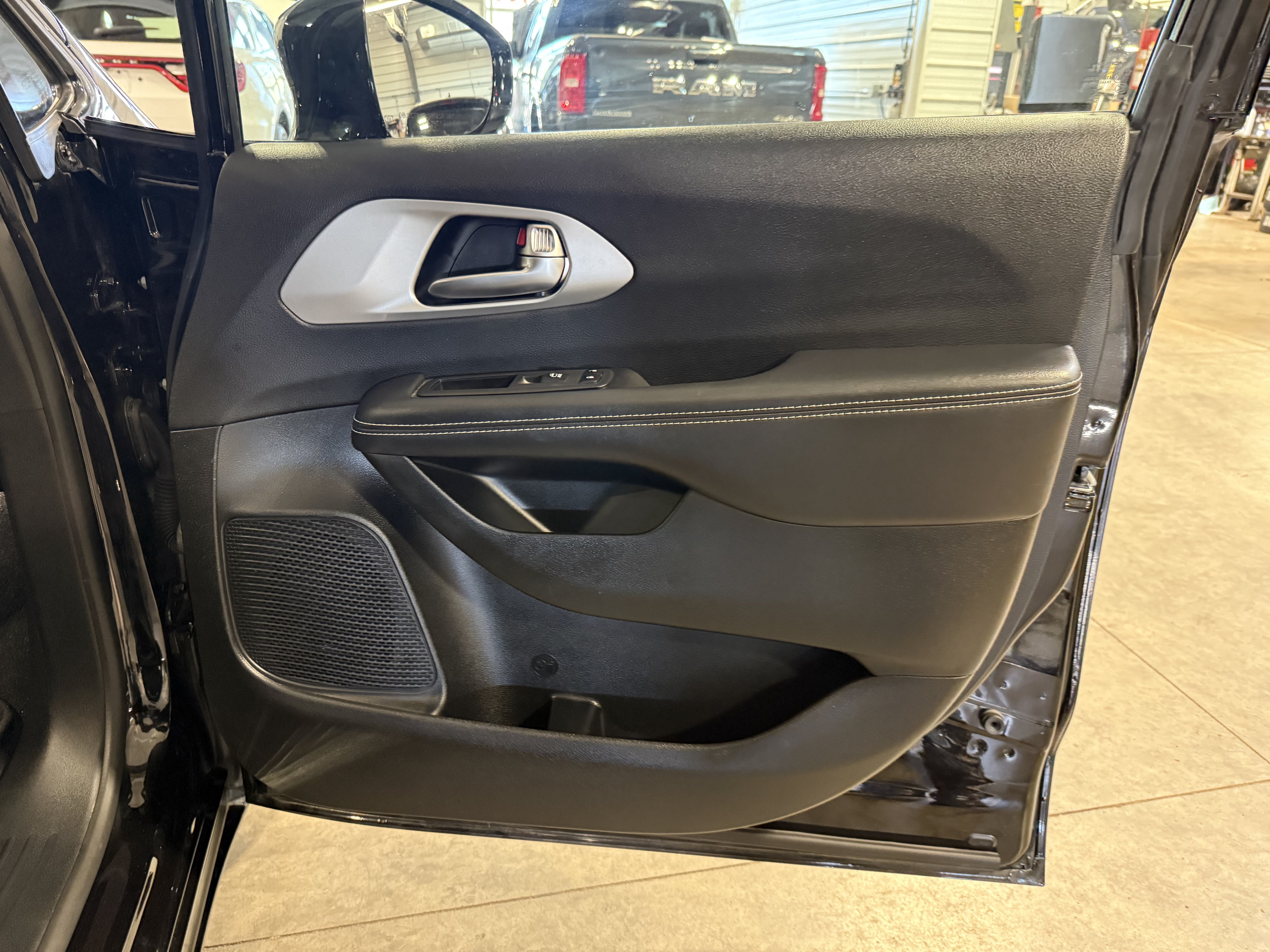 Certified 2025 Chrysler Pacifica Limited AWD/4WD image 6