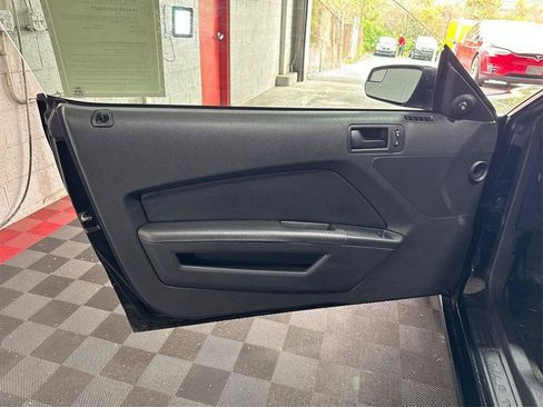 Used 2013 Ford Mustang Coupe RWD image 19
