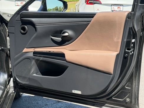 Used 2025 Lexus ES 300h w/ Premium Package image 36