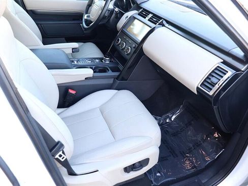 Used 2018 Land Rover Discovery SE image 12