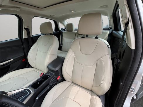 Used 2018 Ford Focus Titanium w/ Titanium Technology Package FWD image 21