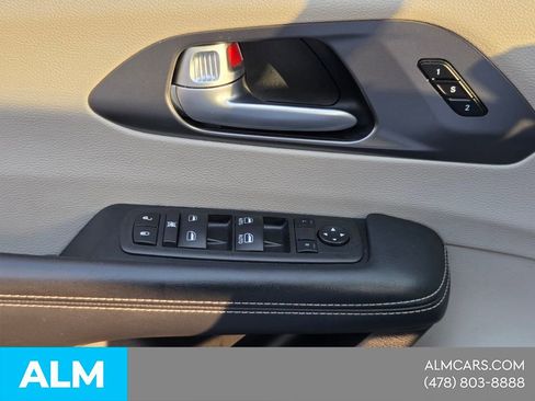 Used 2024 Chrysler Pacifica Limited FWD image 24