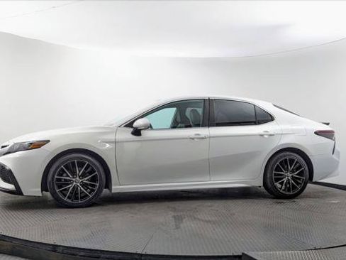 Used 2022 Toyota Camry SE w/ Audio Upgrade Package FWD image 3