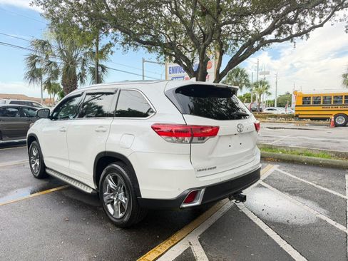 Used 2019 Toyota Highlander Limited Platinum FWD image 3