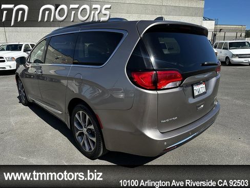 Used 2017 Chrysler Pacifica Limited w/ UConnect Theater Package FWD image 4