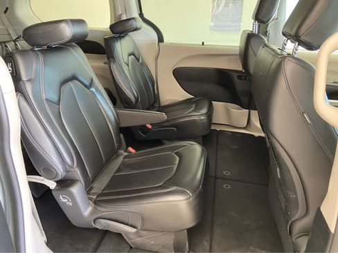 Used 2024 Chrysler Pacifica Touring-L image 16