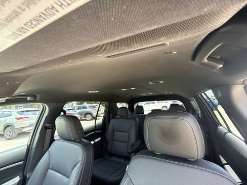Used 2025 Chevrolet Traverse LT FWD image 19