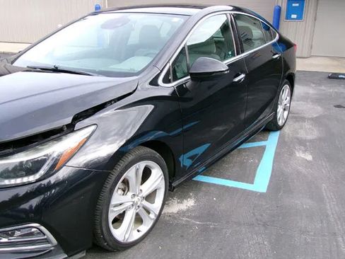 Used 2017 Chevrolet Cruze Premier FWD image 4