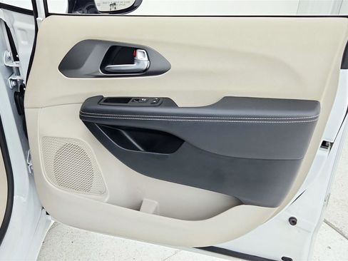 Used 2024 Chrysler Pacifica Touring-L image 31