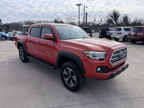 Used 2017 Toyota Tacoma TRD Off-Road w/ Tow Package (A/T) AWD/4WD image 38