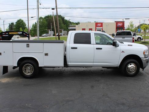 Used 2024 RAM 3500 Tradesman w/ Chrome Appearance Group AWD/4WD image 8