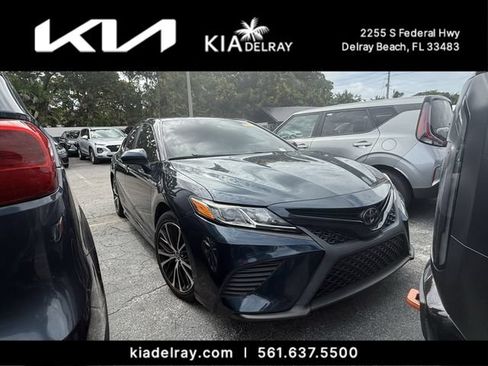 Used 2020 Toyota Camry SE FWD image 1