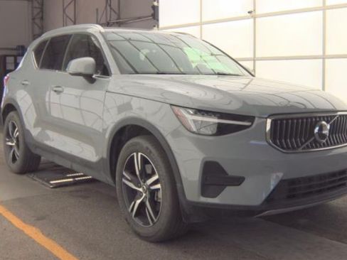 Used 2025 Volvo XC40 B5 Core AWD/4WD image 2