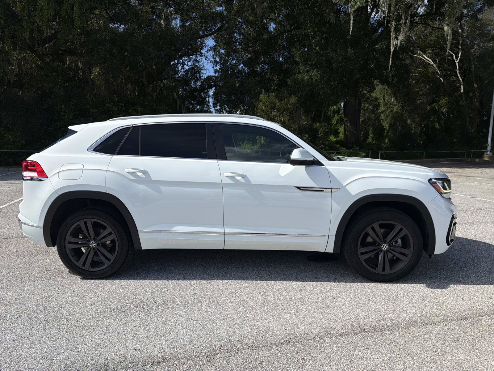 Used 2022 Volkswagen Atlas Cross Sport SEL R-Line AWD/4WD image 3
