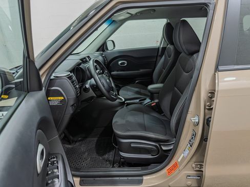 Used 2014 Kia Soul FWD image 11